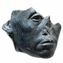 Antike ägyptische Kunst: Kopf von König Sesostris III. Statuenfragment. Schwarze Granitskulptur, ca. 1900 v. Chr. (12. Dynastie, ca. 1963-1786). Paris, Musee Du Louvre