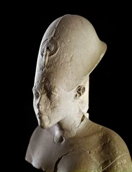 Büste des Pharaos Echnaton (Amenophis IV.). 18. Dynastie (1550-1295 v. Chr.). Aus Tell el-Amarna. Paris, Louvre