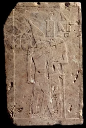 Ägyptische Antike: Kalksteinrelief, das König Qahedjet (Kahedjet) darstellt, umarmt vom Gott Horus. Altes Reich. Ende der 3. Dynastie. 2700-2620 v. Chr. Paris, Louvre Museum