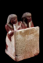 Ägyptische Antike: Kalkstein-Statue, die als Stele im Namen von Didi und seinem Sohn Padoua dient. Neues Reich. Aus Deir el-Medineh. Paris, Musée du Louvre