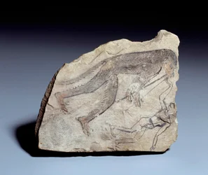 Ägyptische Antiquität: Ostrakon (oder Ostracon) (Plural: Ostraka) Figur: Affe spielt Doppelrohrflöte (Aulos), um einen Mann zum Tanzen zu bringen. Stein aus Kalkstein. 19. Dynastie (ca. 1295-1186). Vom Fundort Deir el-Medineh (el Medineh)