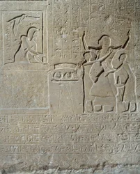 Ägyptische Antiquität: Relief in Kalkstein von Hormin: Sethos I. verteilt Tapferkeitskragen an Hormin, Leiter des königlichen Harems. 19. Dynastie (1295-1186 v. Chr.). Louvre, Paris