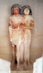 Statue von Raherka, dem Chef der Schreiber, und seiner Frau Meresankh. Bemalte Kalksteinstatue. 5. Dynastie, Altes Reich (ca. 2700-2200 v. Chr.). Dim. 0,52x0,21 m. Louvre Museum