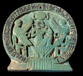 Ägyptische Antike: Talisman aus Fayence, der eine mythologische Szene darstellt: „Bei der Geburt der Welt erscheint die Sonne als Kind“ Darstellung von Osorkon (um 800 v. Chr.) 3. Zwischenzeit. Paris, Louvre Museum