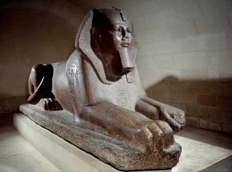 Ägyptische Antike: die von Ramses II. und seinem Sohn Merenptah I. (oder Mineptah, Merneptah) usurpierte Große Sphinx. Skulptur aus rosa Granit. Paris, Louvre
