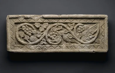Relief einer Pflanzenrolle mit Vögeln und Trauben, aus Behnesa, 5.-6. Jahrhundert