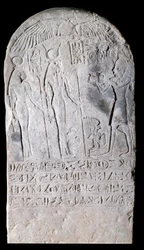 Stele aus Kalkstein, die eine Szene von Opfergaben darstellt, bedeckt mit Hieroglyphen. Regie von Osorkon I (924-889 v. Chr.). 22. Dynastie Paris, Louvre Museum