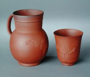 Krug und Becher, rotes Steinzeug, Spragged-Dekoration, Elers-Werke