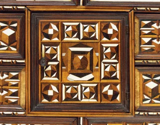 Süddeutscher Marketerie-Tischschrank