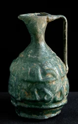 Kleine Glasamphore mit Inschriften. 9.-10. Jahrhundert aus dem Irak. Dim. 8,9 cm Paris, Louvre Museum