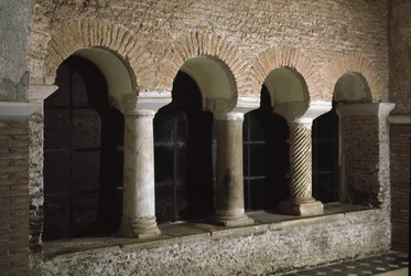 Ansicht des Kreuzgangs der Kirche der Heiligen Vincent und Anastasius, Abtei Tre Fontane