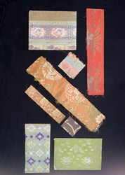Stofffragmente für Obi-Gürtel, Kimonos, No-Kostüme und Kesa-Kostüme für Priester