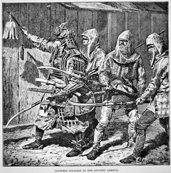 Samurai des alten Japan führen gewöhnliche Soldaten in Kettenhemden mit Stangenwaffen