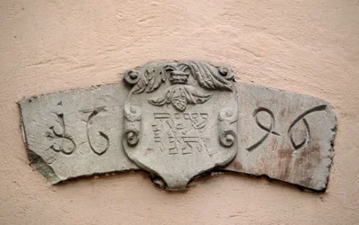 Die Gasse der Juden in Obernai (67). Kultstätten: Inschrift mit einem hebräischen Datum und dem entsprechenden Datum der christlichen Ära: 1696. Eine Synagoge wurde angeblich zwei Jahre nach der Genehmigung von Intendant La Grange gebaut, die es erlaubte J