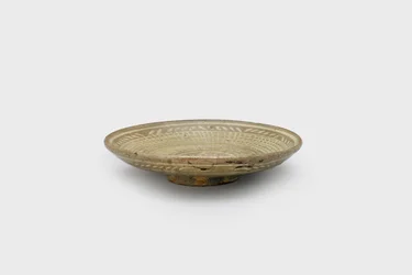 Untertasse mit Einlegeverzierung