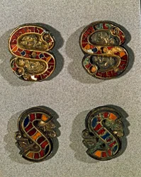 Archäologie des Mittelalters: Barbarische Kunst der Lombardei: Gürtelspange in Form des Buchstabens S