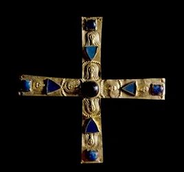 Archäologie des Mittelalters. Barbarische Kunst der Lombardei: Kreuz von Gisulfo, in getriebenem Goldblech mit Halbedelsteinen. Hergestellt von einem lombardischen Meister des 7. Jahrhunderts