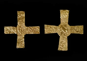 Archäologie des Mittelalters. Barbarische Kunst der Lombardei: Brustkreuze aus Goldblättern. Lombardische Kunst des 7. Jahrhunderts