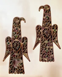 Merowingische Kunst: Paar aquiliformer Fibeln (Sicherheitsnadeln, Adler). Cloisonné-Email, 6. Jahrhundert, merowingische Dynastie (481-751). Aus Castelsagrat. Musée de Cluny, Paris.