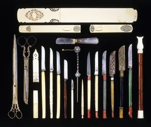 Eine Gruppe von zweiundzwanzig osmanischen Schreibgeräten, bestehend aus elf Messern, einem Seitenwender, einer Schere, einem Brieföffner, einer Elfenbeinschachtel