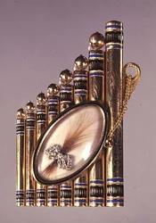 Goldanhänger mit Emaille-Dekoration und einer Haarlocke in einer diamantbesetzten Schleife (Vorderseite), russisch, frühes 19. Jahrhundert