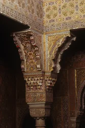 Detail eines polychromen Kapitells in den Bädern