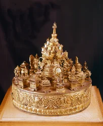 Mandala Tibetain: seltenes Stück in skulptiertem Goldbronze. Das Mandala ist eine Ansicht des göttlichen Kosmos, in dessen Zentrum sich der Berg Merou befindet, ein Berg, der vom Palast des höchsten Gottes Indra überragt wird und von vier Kontinenten umgeb
