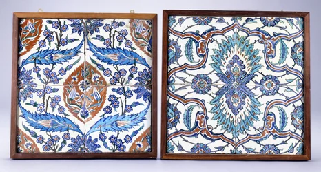 Eine Iznik-Fliese mit Pflaumenblüten und Tulpen, hergestellt um 1570, und eine Iznik-Fliese aus dem 17. Jahrhundert mit roter und blauer gespaltenen Palmette, ca. 1570; 17. Jahrhundert