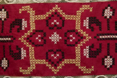 Detail des Mieders aus einem ukrainischen Hochzeitsensemble