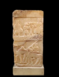 Orientalische Antike: Stele aus Alabaster von Kamel Idjl (2. oder 3. Jahrhundert n. Chr.)