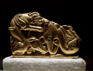 Skythische Kunst (skythische oder skythische Zivilisation): goldene Gürtelfibel mit der Darstellung eines Greifen, der ein Pferd angreift. Aus Chiliktin. 5.-4. Jahrhundert v. Chr. Sankt Petersburg, Eremitage