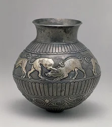 Kunst Sense: Silbervase aus dem 4. Jahrhundert v. Chr. verziert mit einem Fries, der einen Löwen zeigt, der ein Wildschwein angreift
