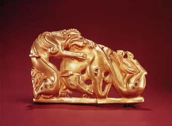 Plakette mit einem Greif, der ein Pferd angreift (Gold und Türkis)