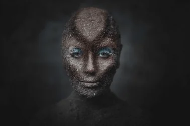 Erdige Figur Blauer Blick