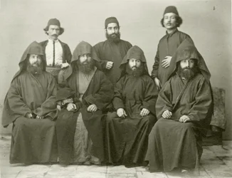 Gruppe von 4 armenischen Priestern und 3 weiteren Personen im Hof des Mittelmeerhotels, Jerusalem, 1867