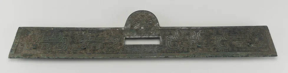 Mögliche Wagenbeschläge mit fünf Schlaufen zur Befestigung am Rücken (Bronze)