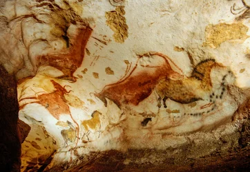 Prähistorische Künstler malten robuste Pferde an die Decke der Axial-Galerie, Lascaux, Frankreich