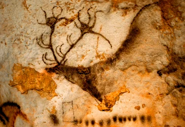 Prähistorische Darstellung eines Rothirsches mit neunzackigem Geweih in der Höhle von Lascaux, Frankreich.