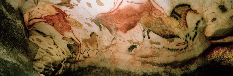 Die roten Kühe und die chinesischen Pferde tollen entlang einer Wand in der Axial-Galerie, Höhle von Lascaux