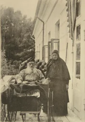 Der russische Schriftsteller Leo Tolstoi mit seiner Schwester Maria Nikolajewna, Russland, 1900er-Jahre