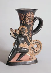 Rotfiguriges hornförmiges Rhyton, das einen Krokodil zeigt, das einen Nubier angreift, griechisch, ca. 350 v. Chr.