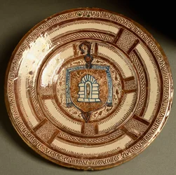 Wappen des Abtes von Poblet, einer Zisterzienserabtei in Katalonien. Keramikteller, hergestellt bei Valencia, Spanien. 16. Jahrhundert, Florenz, Museo Nazionale del Bargello