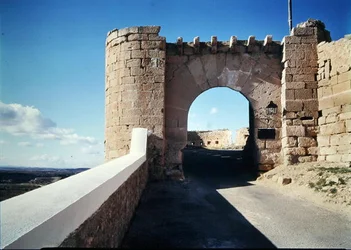 Zinnenbewehrtes Tor zur Burg
