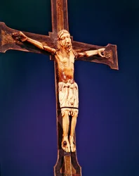 Kreuzigung, spätes 12. Jahrhundert (Elfenbein auf vergoldeter Bronze & Emaille)