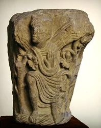 Doppelsäule, die einen Engel mit erhobener linker Hand im Segen darstellt