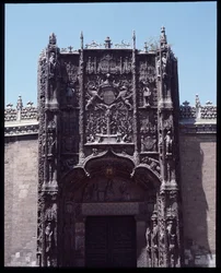 Gotische Kunst Isabelin: Fassade des Kollegs San Gregorio (1488-1496) Valladolid, Spanien.
