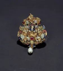 Schmuck: Diamantanhänger, Emaille auf Gold, Smaragd und Perle, darstellend Daniel in der Löwengrube. 1550-1600. Aus Spanien. Paris, Louvre