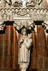 Das Westportal mit Statue der Madonna mit Kind und Relief des Jüngsten Gerichts