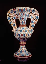 Zinnglasierte Vase mit Lüsterdekoration, Hispano-Maurisch, Valencia, drittes Viertel des 15. Jahrhunderts (Irdenware)