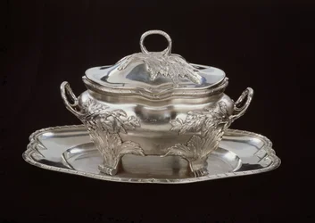 Terrine mit Untertasse